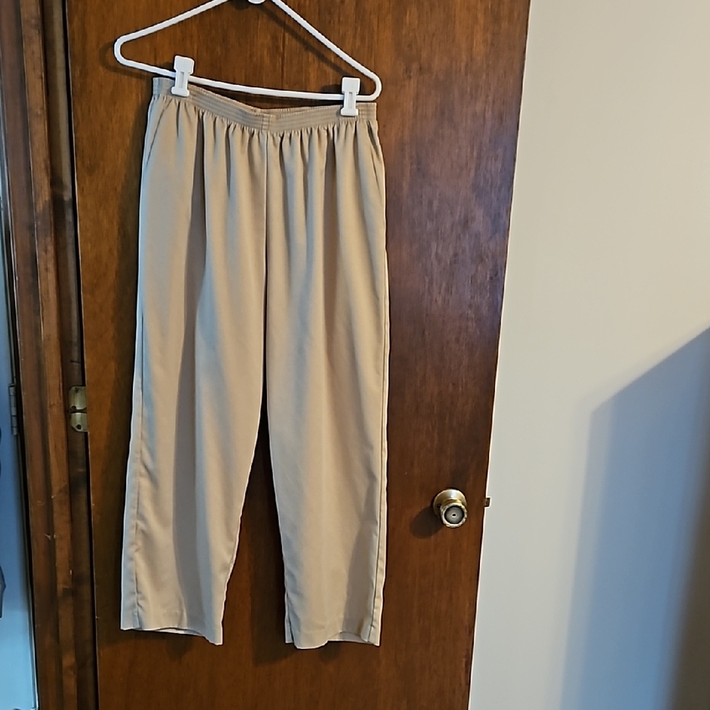 Beige Casual Pants, Sz 16W, Alfred Dunner, with pockets in front.
